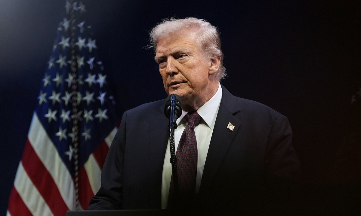 Wyznawcy teorii spiskowych chcą prawdy ws. Epsteina. "Jeśli nie, baza się od ciebie odwróci"