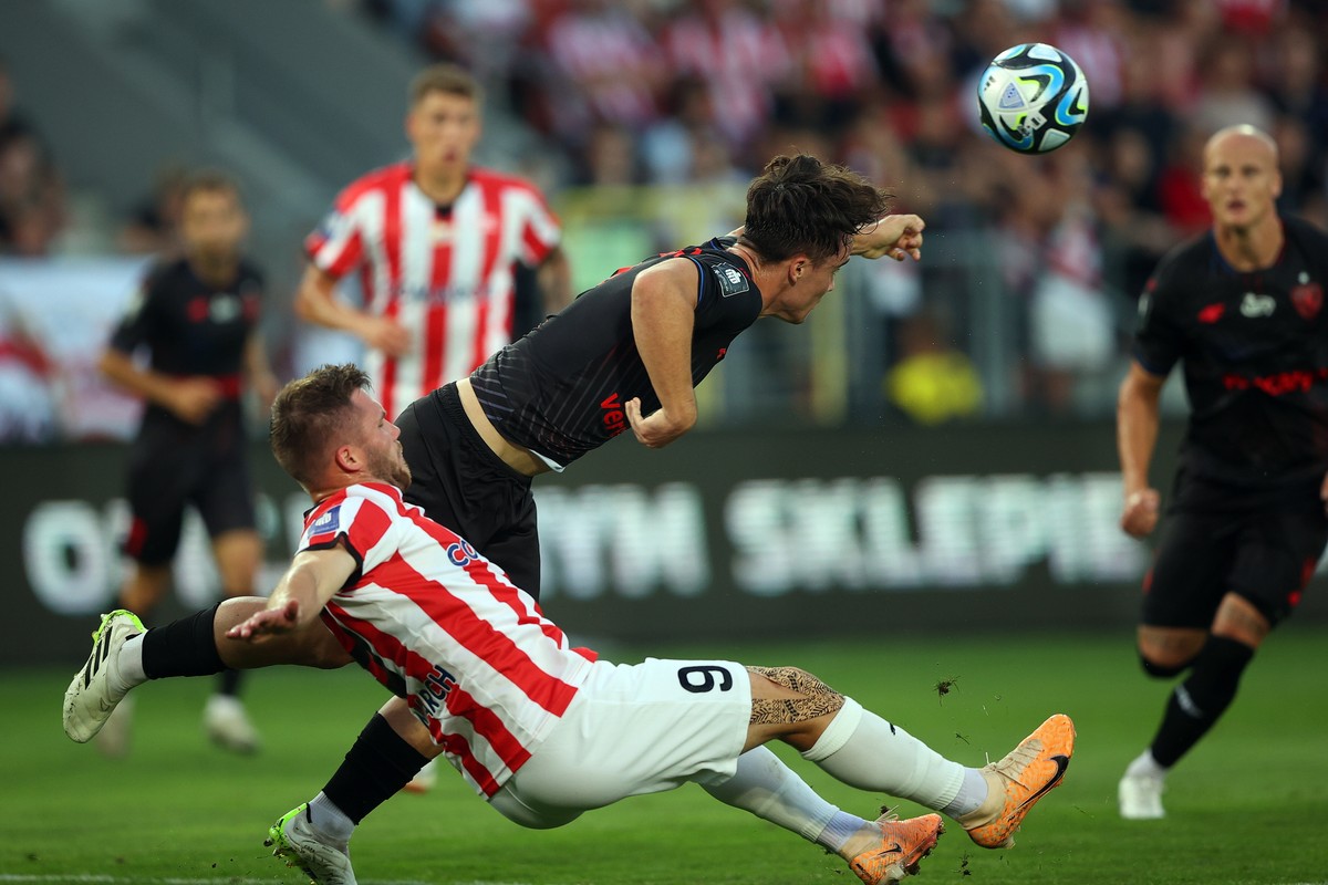 Piłkarz Cracovii Benjamin Kallman (dół) i Ariel Mosór (góra) z Piasta Gliwice podczas meczu Ekstraklasy