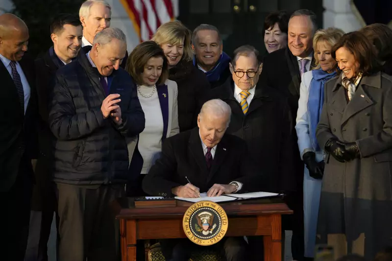 Prezydent Joe Biden podpisujący ustawę o &quot;poszanowaniu małżeństw&quot;.