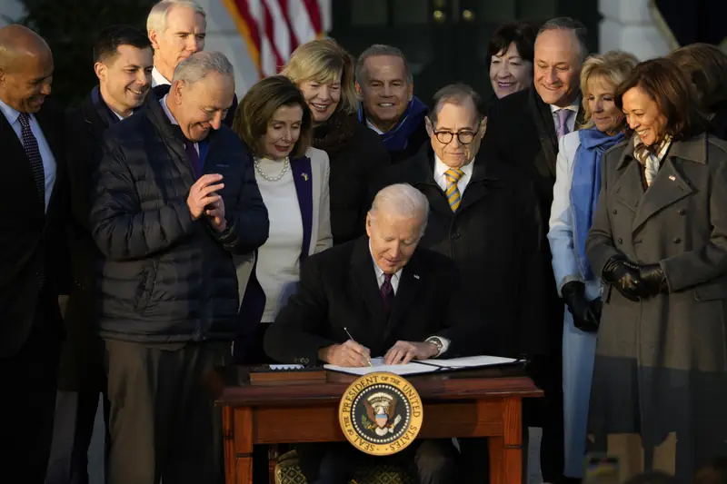 Prezydent Joe Biden podpisujący ustawę o &quot;poszanowaniu małżeństw&quot;.