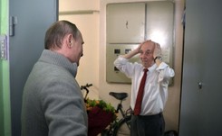 Putin kiedyś słuchał jego rozkazów, teraz sprawił mu niespodziankę. Oto reakcja byłego szefa KGB w Dreźnie [FOTO]