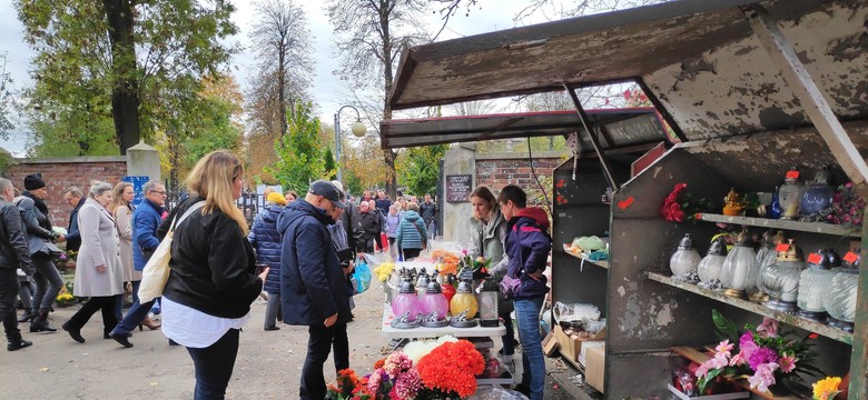 Sklepy otwarte 1 listopada 2025. Jakie sklepy są otwarte w Dzień Wszystkich Świętych? Gdzie i co można kupić 1 listopada, kiedy większość sklepów jest zamknięta?