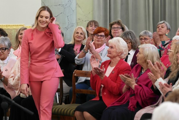 Marta Nawrocka podczas spotkania z przedstawicielkami klubów Federacji Stowarzyszeń Amazonki w związku z Polskim Dniem Walki z Rakiem Piersi 