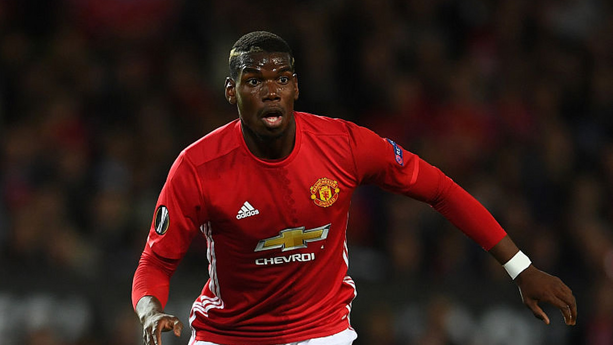 Paul Pogba od przyjścia do Manchesteru United nie znalazł sobie żadnego lokum i cały czas mieszka w jednym z tamtejszych hoteli. Jednak jak się okazuje, francuski piłkarz jest bardzo kłopotliwym sąsiadem i pozostali goście hotelowi mają go dość.