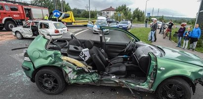 Z auta została miazga. Pasażer walczy o życie