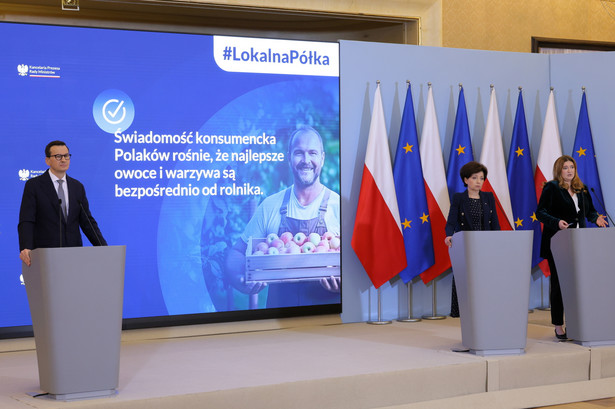 Mateusz Morawiecki, Marlena Maląg, Anna Gembicka podczas konferencji prasowej po posiedzeniu rządu