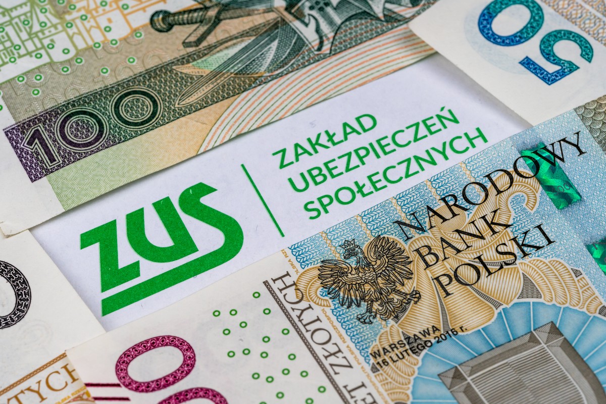 Logo ZUS na tle banknotów