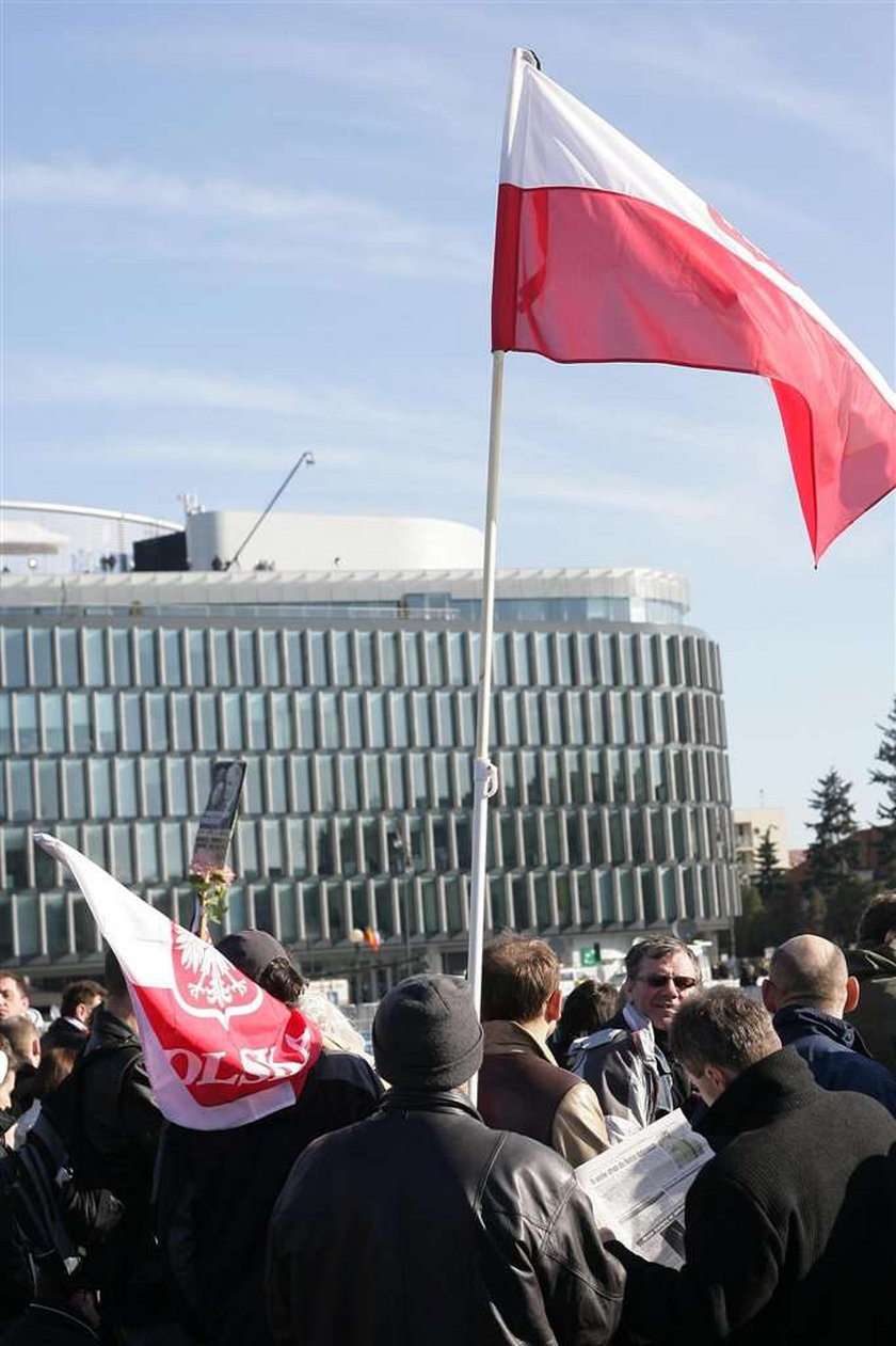 Ludzie zbierają się na Placu Piłsudskiego