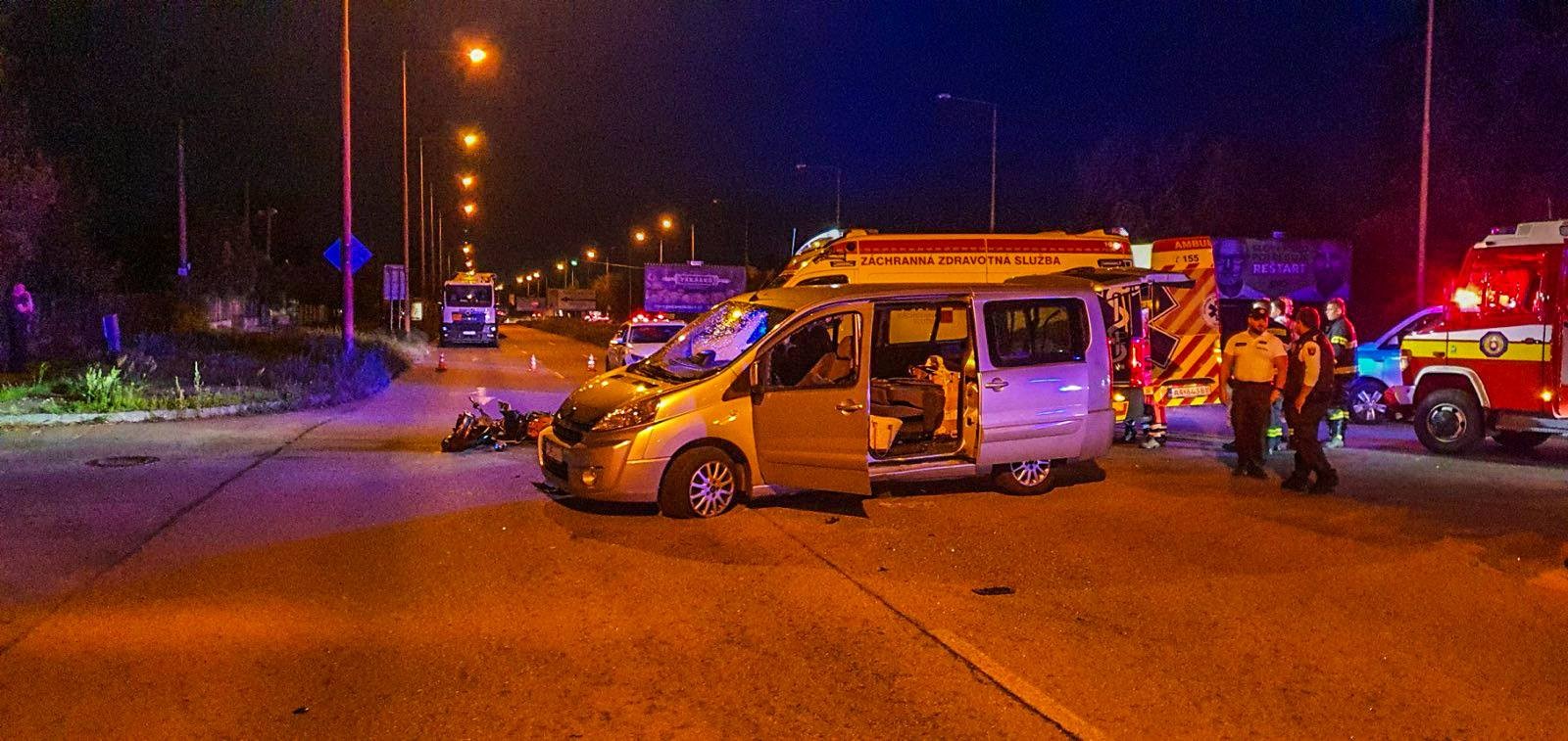 V križovatke došlo k vážnej dopravnej nehode osobného vozidla a motocyklistu.