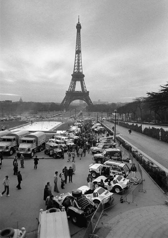 1 stycznia 1980 - przed wierzą Eiffla zgromadzili się uczestnicy Rajdu Paryż - Dakar