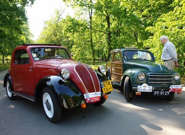 Piękne Fiaty przed Pałacem w Wilanowie