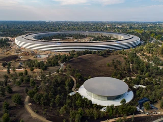 Nowa siedziba główna Apple w Cupertino w Kalifornii bywa porównywana do budynku Pentagonu. Architektura to nie jedyne podobieństwo. Największa firma świata tak bardzo dba o prywatność użytkowników swoich platform, że — zdaniem krytyków — w niedostatecznym stopniu pomaga służbom walczyć z rozpowszechnianiem dziecięcej pornografii.