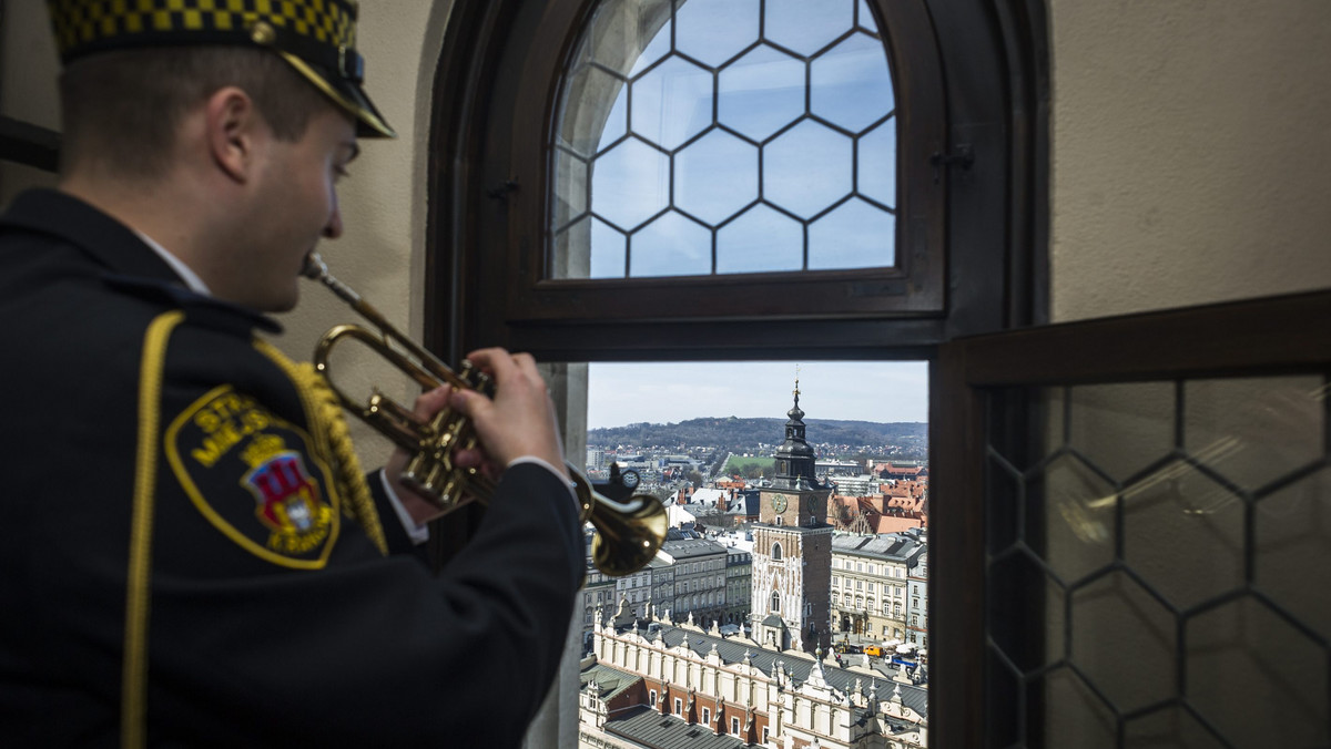 Oprócz wielu architektonicznych symboli miasta, Kraków posiada też jedyny w swoim rodzaju symbol o zasięgu ogólnopolskim. Jest on niezaprzeczalnie wizytówką miasta i jest z nim kojarzony chyba przez każdego Polaka. Mówisz Kraków, myślisz hejnał.