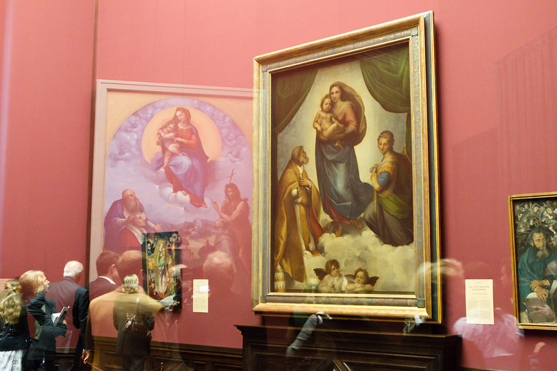 Madonna Sykstyńska (z prawej) i Madonna di Foligno (w odbiciu, z lewej)