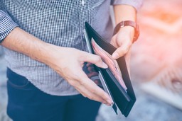 Ile kosztuje podniesienie płacy minimalnej w 2020 r.? Rząd liczy inaczej niż samorządowcy