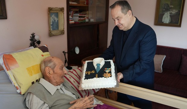 Ivica Dačić posetio nekadašnjeg ministra unutrašnjih poslova i veterana Drugog svetskog rata Milisava Misu Lukića