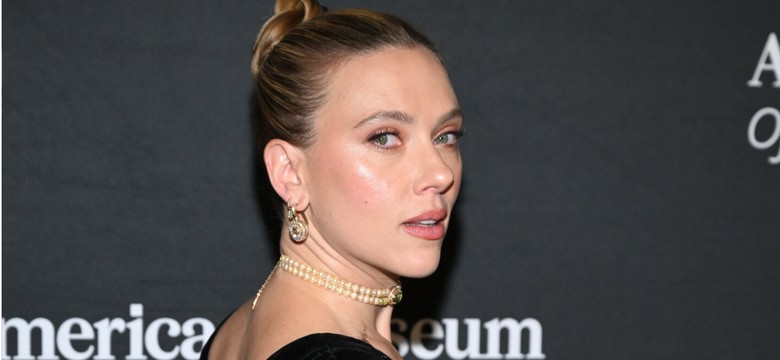 Scarlett Johansson na gali w Nowym Jorku. W czarnej kreacji wyglądała jak milion dolarów