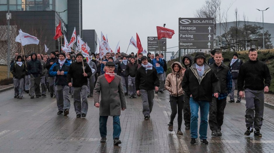 Strajkujący pracownicy przed siedzibą Solarisa w Bolechowie