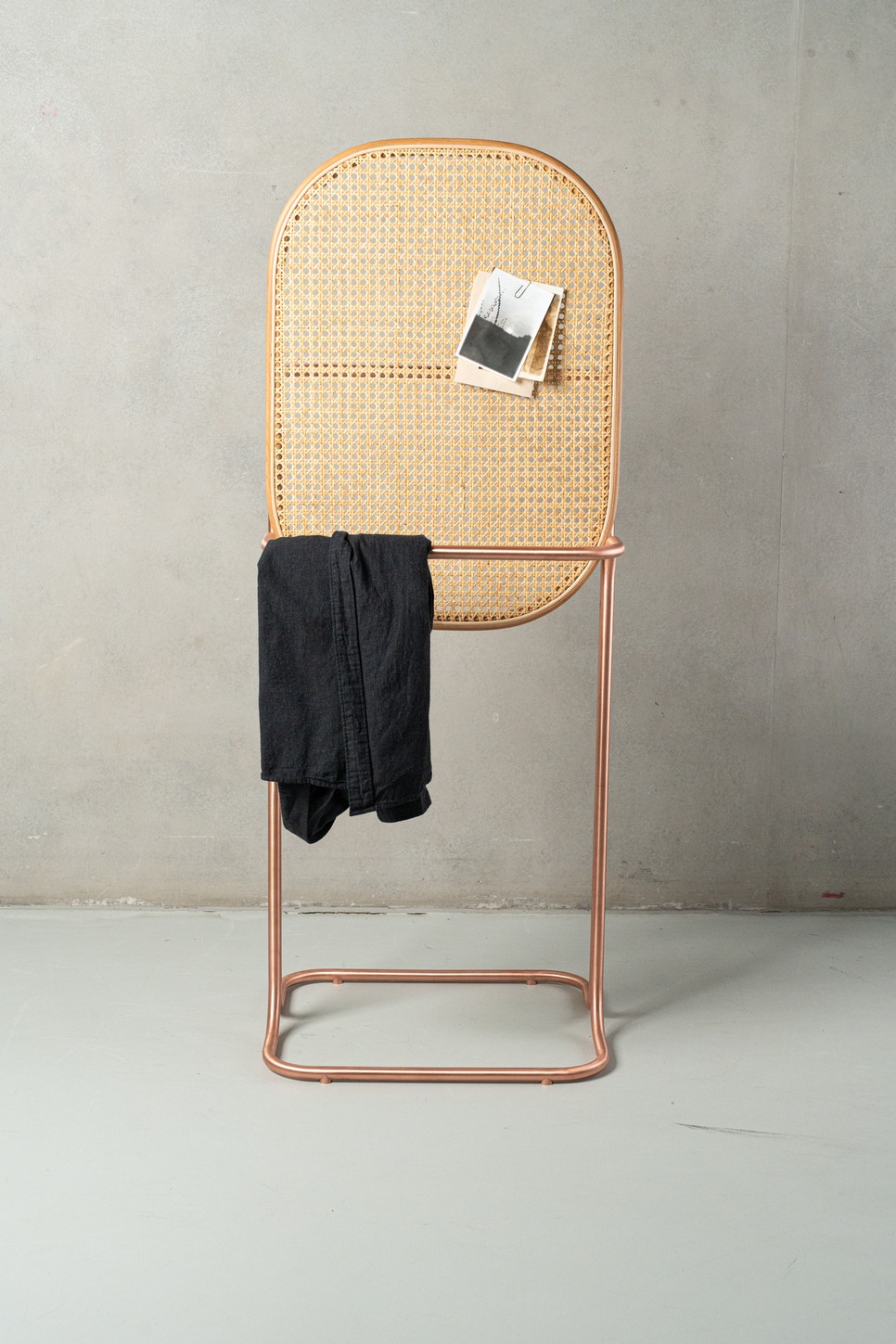 1.Szabó Gergely István: INASAz INAS egy szobainas, amely a hajlított Thonet alkatrész újragondolásából született. A bútor a Thonet közel 200 éves hagyományát idézi könnyű, kompakt és egyszerűen szerelhető kialakításával. A nádszövet alkalmazása új funkciót és kortárs értelmezést ad a klasszikus anyagnak