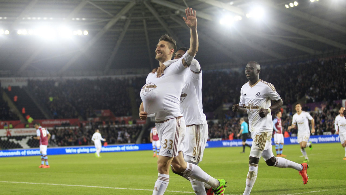 Swansea City pokonała Aston Villę 1:0 (0:0) w ostatnim sobotnim spotkaniu 31. kolejki Premier League. Zwycięskiego gola dla Łabędzi strzelił w 54. minucie argentyński obrońca Federico Fernandez. Cały mecz w zespole gospodarzy rozegrał reprezentant Polski Łukasz Fabiański.