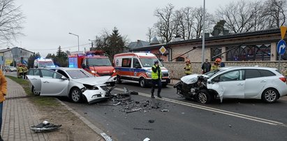 Czołowe zderzenie na drodze krajowej. W zmiażdżonym aucie były dzieci