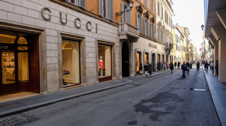 Via Condotti, Róma belvárosának egyik legkedveltebb sétálóutcája  / Fotó: MTI EPA