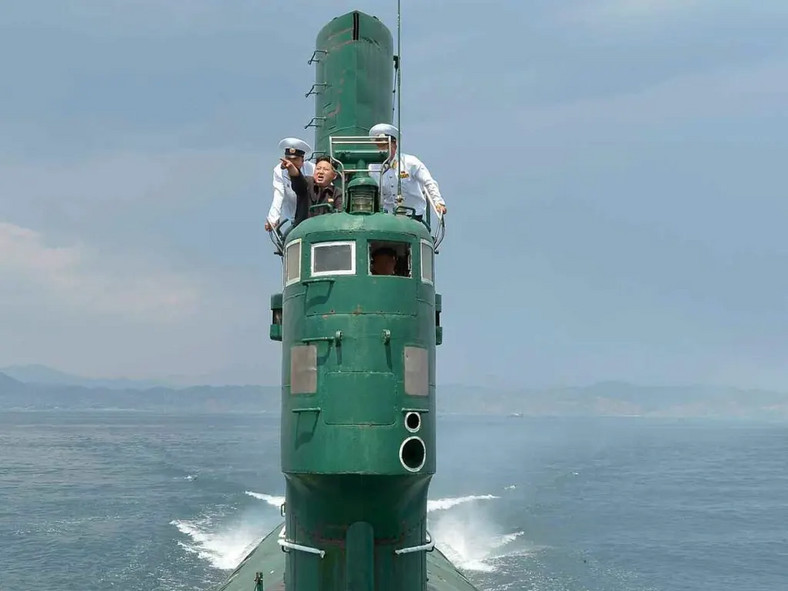 Kim Dzong Un na zdjęciu opublikowanych przez państwową agencję KCNA dyryguje załogą jednej ze starszych łodzi podwodnych floty północnokoreańskiej.