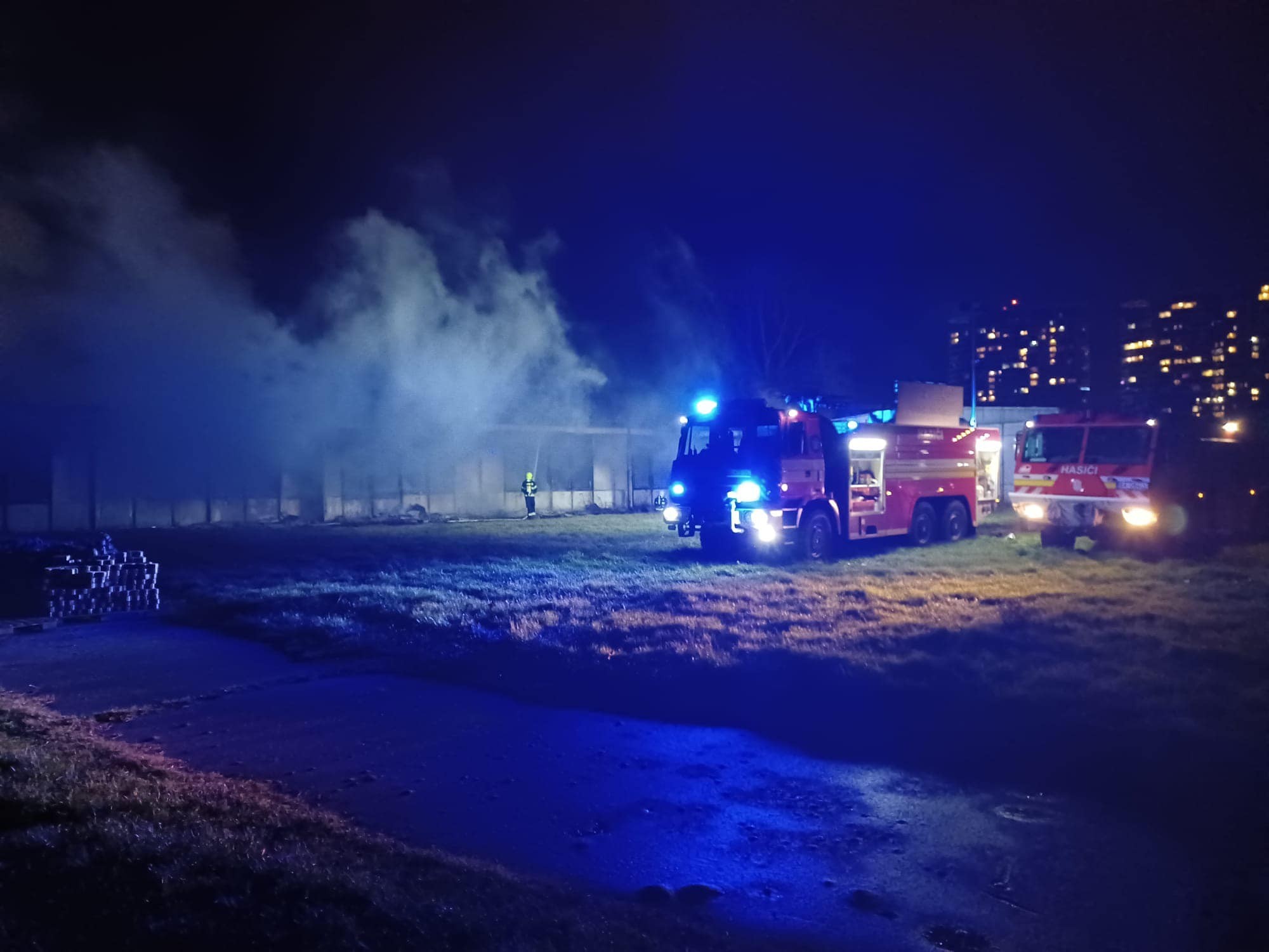 Bratislavskí hasiči zasahujú v mestskej časti Nové Mesto pri požiari neobývaných unimobuniek.