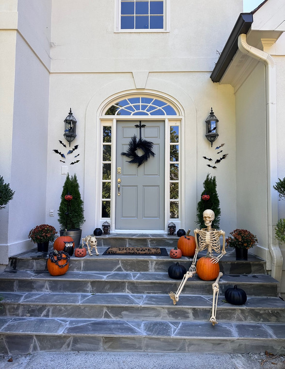 Kasia zdobi dom na Halloween