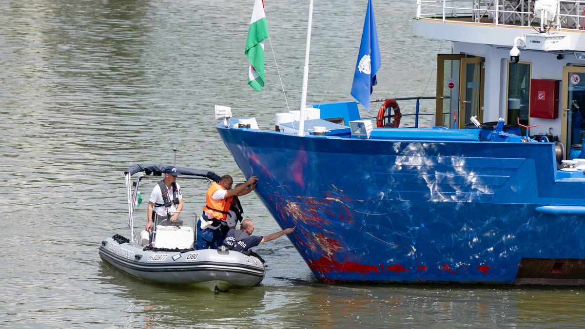 Friss helyszíni fotók a verőcei hajótragédiában érintett luxushajóról: jól látni a baleset nyomait