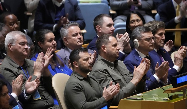 Volodimir Zelenski aplaudira tokom obraćanja Džoa Bajdena u Generalnoj skupštini UN 19. septembra