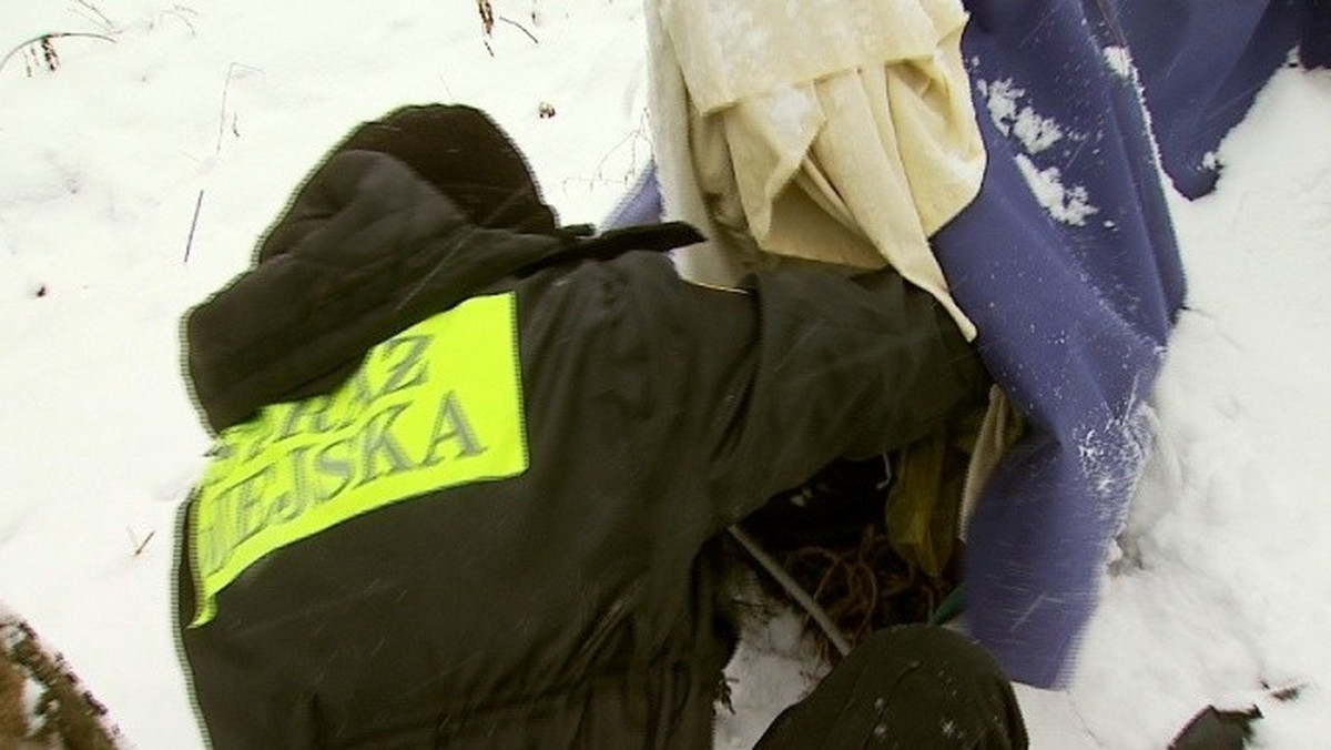 41-letni mężczyzna zamarzł w pustostanie po starym zakładzie szewskim przy ulicy Markiefki 70 w Katowicach. Znaleźli go znajomi dzisiaj kilka minut po godzinie 8 - informuje TV Silesia.