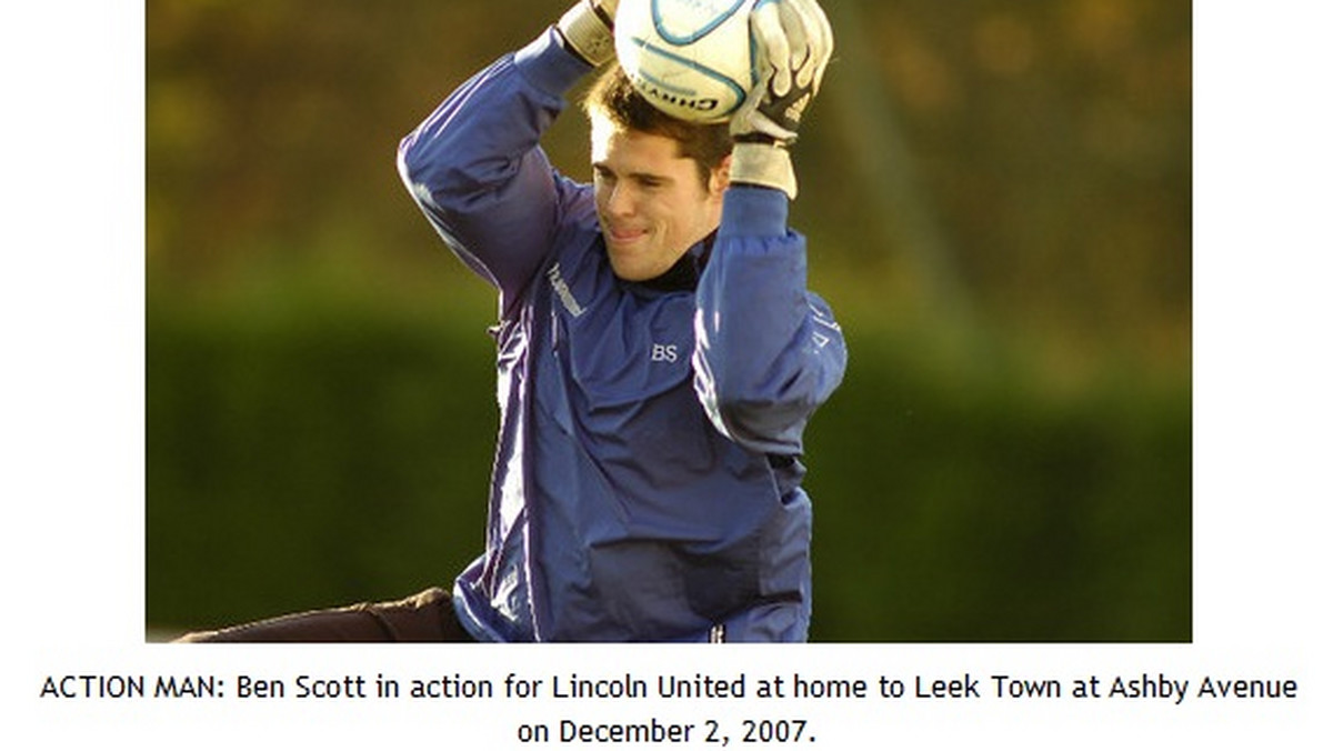 Ben Scott, 30-letni bramkarz Stocksbridge Park Steels, w końcówce meczu z King's Lynn otrzymał czerwoną kartkę. Schodząc do szatni, mężczyzna uratował życie kibicowi rywali.