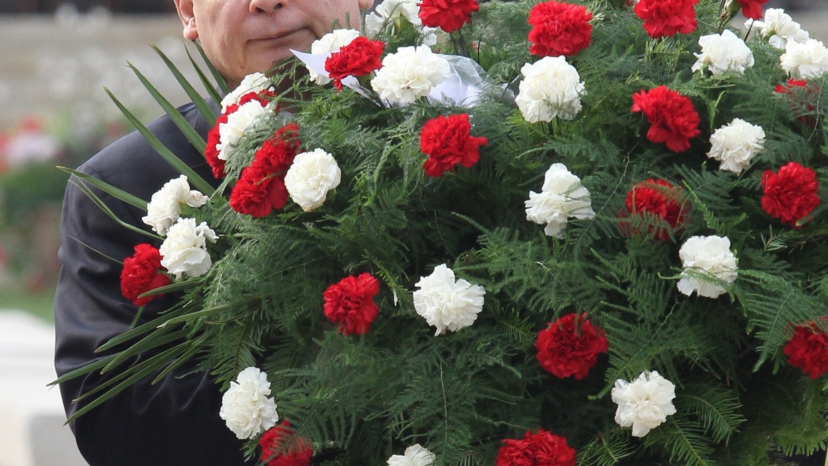 Jarosław i Marta Kaczyńscy złożyli w sobotę rano kwiaty na grobie Lecha i Marii Kaczyńskich w krypcie pod Wieżą Srebrnych Dzwonów w Katedrze na Wawelu. 18 czerwca przypada 62. rocznica urodzin braci Kaczyńskich.