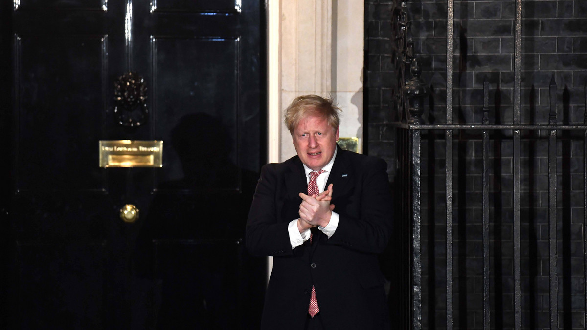 Brytyjski premier Boris Johnson powróci do pracy w poniedziałek po okresie rekonwalescencji, jaką musiał odbyć po zarażeniu się koronawirusem - poinformowała w sobotę rzeczniczka urzędu premiera na Downing Street. Rząd jest krytykowany za sposób reakcji na pandemię.