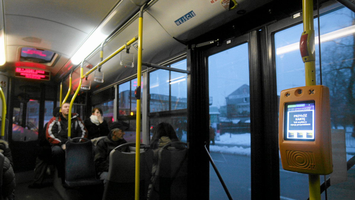 Każdemu czasami zdarza się, że zmuszony jest kupić bilet na przejazd u kierowcy autobusu lub tramwaju. Co zrobić w sytuacji, kiedy kierowca twierdzi, że nie ma biletów, a do autobusu wejdą kontrolerzy?