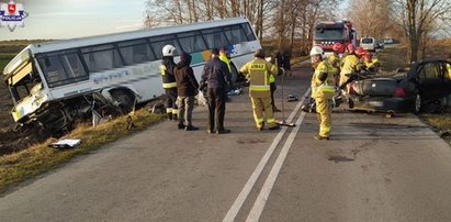 Tragiczny wypadek koło Zamościa. Osobówka zderzyła się z autobusem przewożącym przedszkolaki