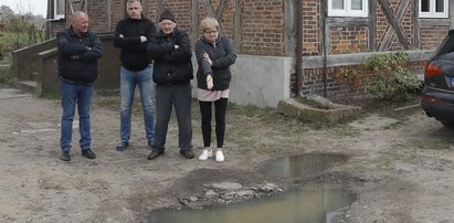 Żyją w oparach odchodów! Nawet psy uciekają od tego smrodu!