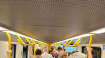 Tłum ludzi w warszawskim metrze