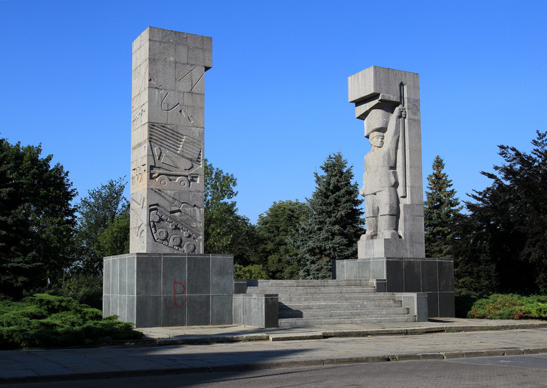 Pomnik Wyzwolenia Ziemi Warmińsko-Mazurskiej, odsłonięty jako Pomnik Wdzięczności Armii Radzieckiej, dłuta Xawerego Dunikowskiego