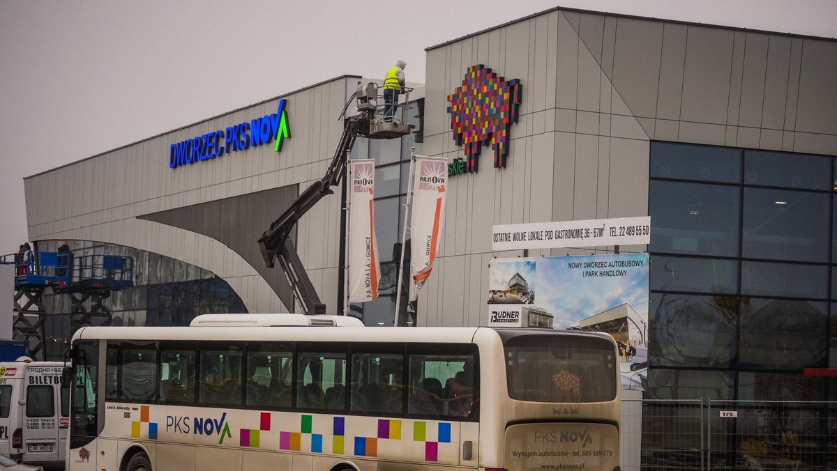 Na budynku dworca PKS zawisł napis zarządzającej nim  spółki i logo województwa podlaskiego. Tym samym zakończyły się już prace budowlane dotyczące tej inwestycji. Zostało jeszcze urządzenie wnętrza. Potrwa około miesiąca.