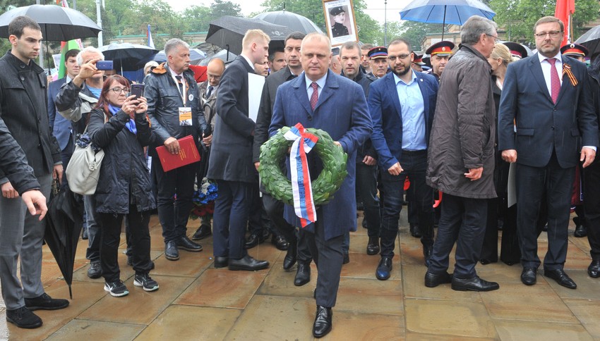 Goran Vesić nosi venac