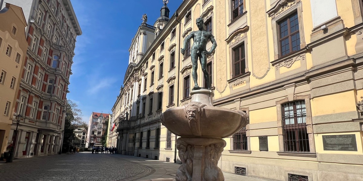 Po remoncie szermierz odzyska szpadę, która regularnie pada łupem złodziei. W ostatnich latach kradziono ją aż kilkadziesiąt razy! 