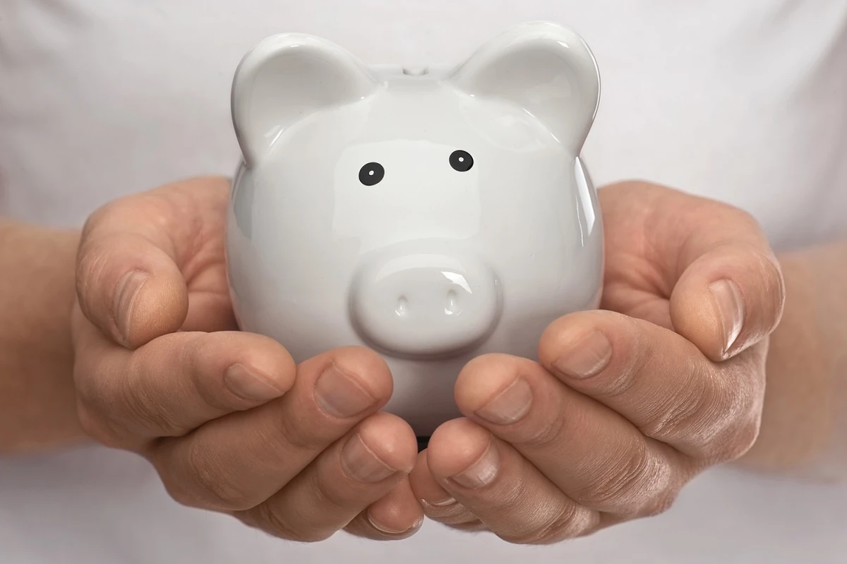 Dodatek pielęgnacyjny a zasiłek pielęgnacyjny – różnice, prawo i możliwość łączenia. Czy można pobierać zasiłek pielęgnacyjny i dodatek pielęgnacyjny jednocześnie?