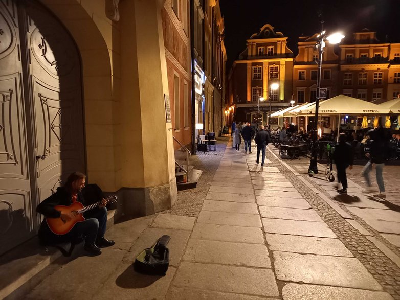 Ogródki restauracyjne przy ul. Paderewskiego w Poznaniu