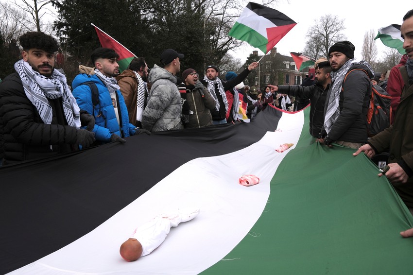 Propalestinski protesti ispred suda u Hagu