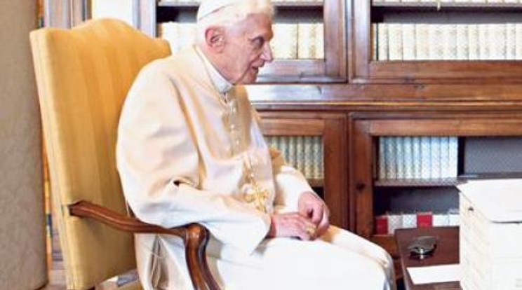 Elismerte a Vatikán: Ratzinger haldoklik