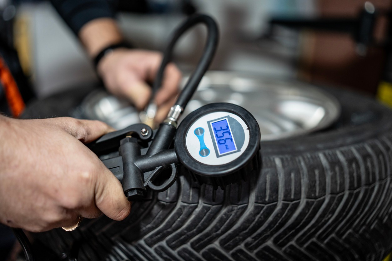 Správny tlak v pneumatikách ovplyvňuje bezpečnosť, spotrebu paliva aj životnosť pneumatík.