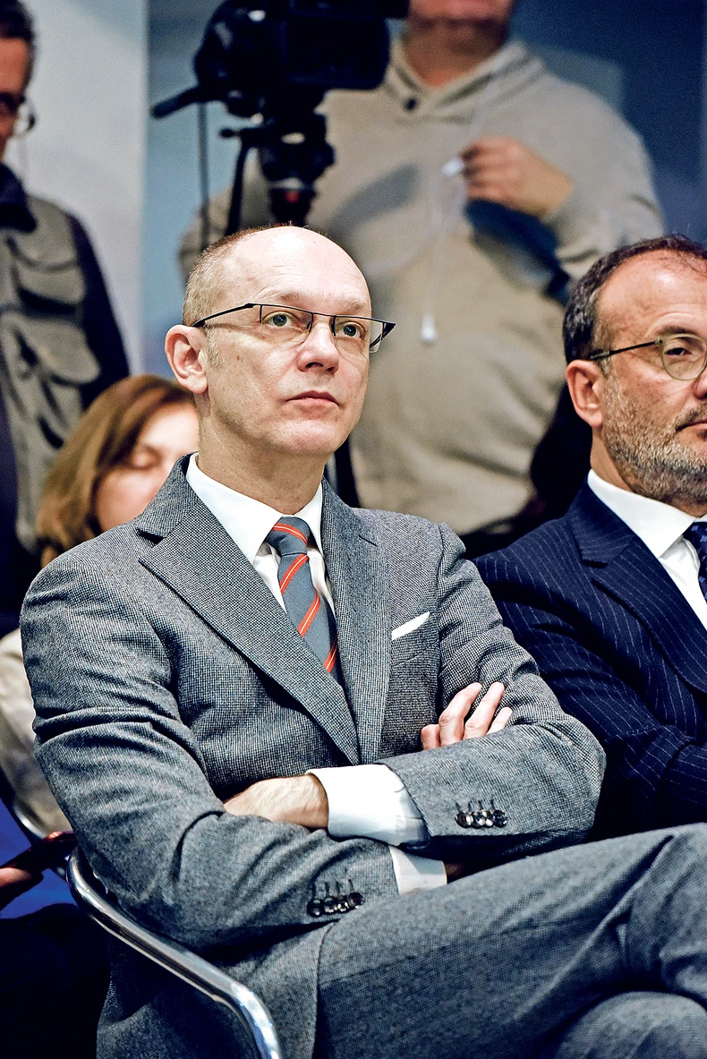 Odnos SNS i SPS doveden je u pitanje kada su pojedini članovi SPS učestvovali na demonstracijama, poput sina Dačićevog savetnika Petra Škundrića, ali i doskorašnjeg savetnika ministra ekologije Gorana Trivana - Srđana Stankovića