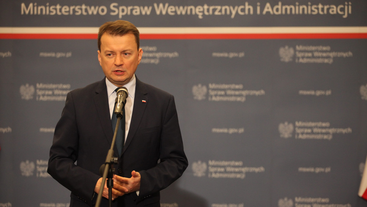 Minister Mariusz Błaszczak jeden projekt "ustawy dezubekizacyjnej" konsultował z zainteresowanymi, a inny przedstawił rządowi. W tym pierwszym obniżenie emerytur miało nie dotknąć funkcjonariuszy SB, którzy przeszli weryfikację i pracowali w służbach III RP - pisze dzisiejsza "Gazeta Wyborcza". Związki zawodowe są oburzone.